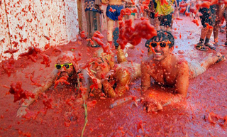 Illustration for article titled This Google Street View Car Drove Through a Tomato-Throwing Festival In Spain